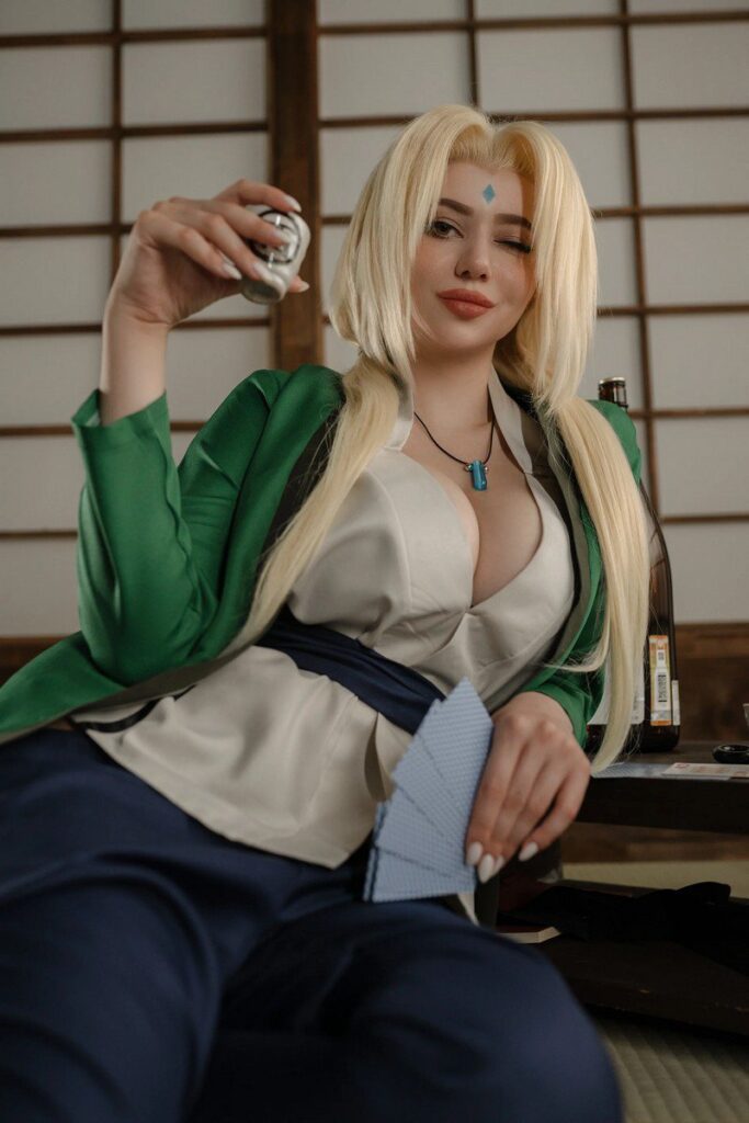 Cosplay tsunade uống rượu